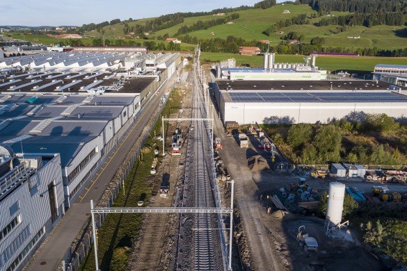 Tracé de l'ancienne voie en travaux à gauche - nouvelle voie à droite