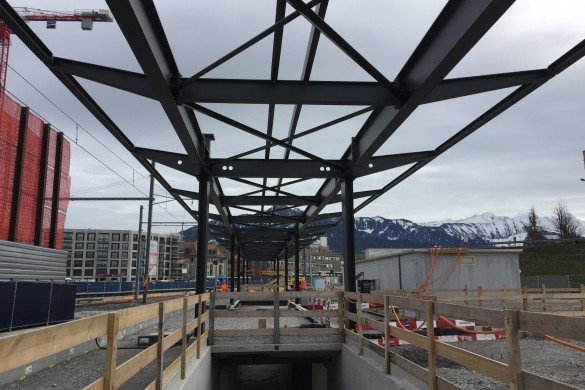 Le montage de la charpente métallique de la première marquise de la gare a débuté. Les travaux seront terminés d'ici ce printemps.